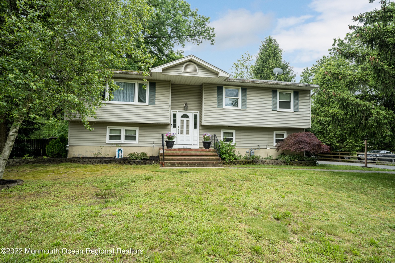 Home at 926 E. Veterans Highway